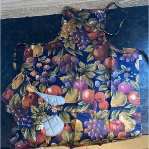 Charming oven mitt and apron set